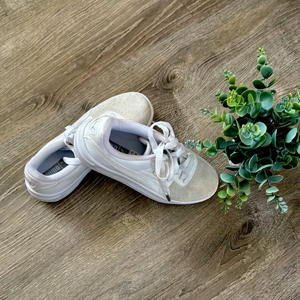 Puma White Sneakers
Brand new with out tag